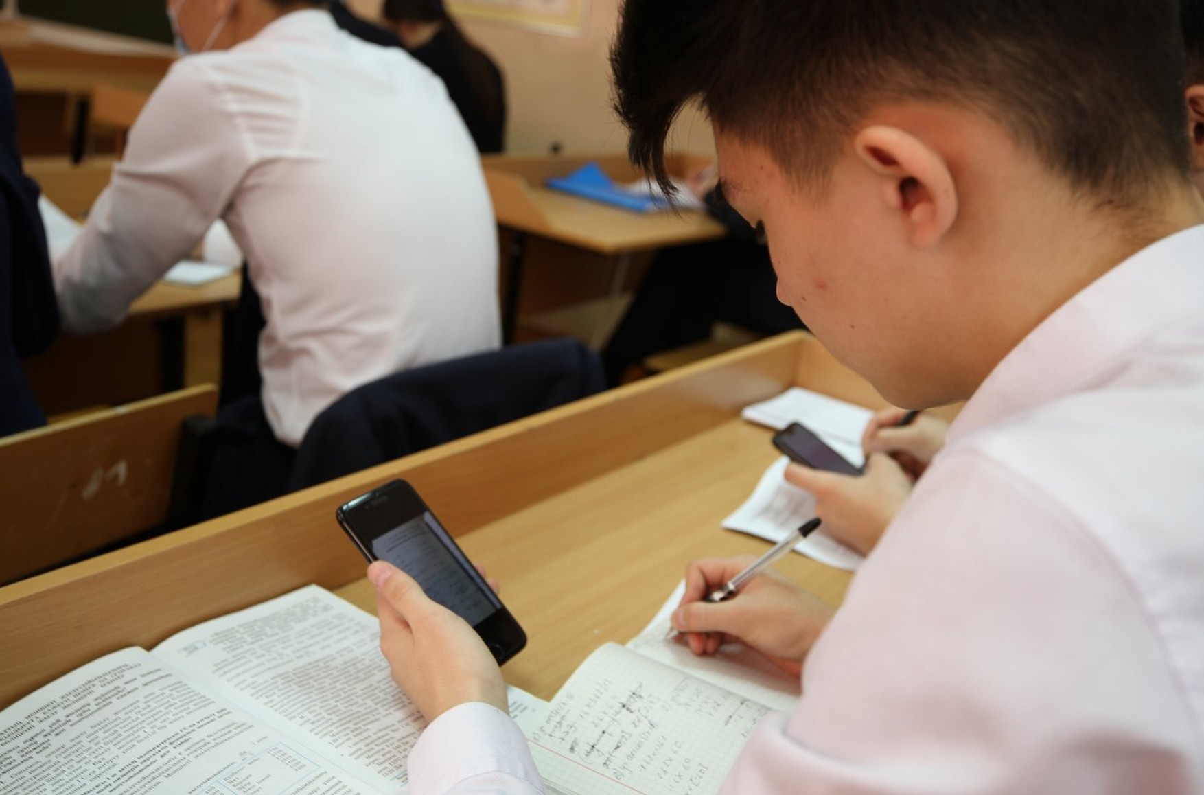В России запретили использовать смартфоны на уроках в школах — ТАСС