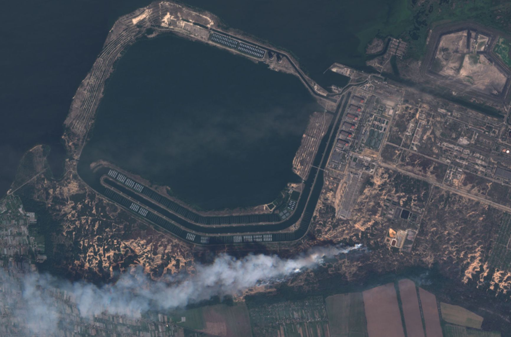 Опубликованы спутниковые снимки дымящейся Запорожской АЭС
