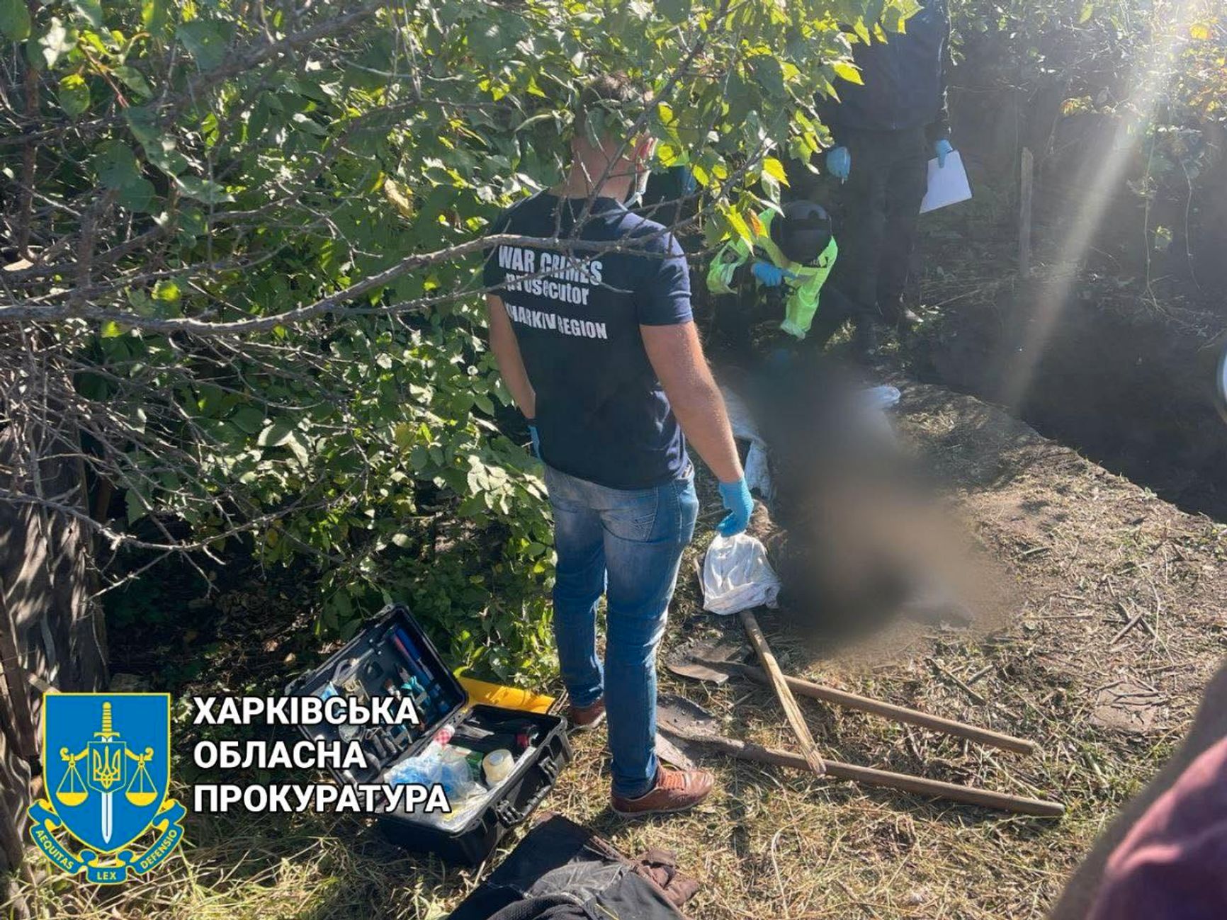 Российские военные заставили мирного жителя в Харьковской области закопать два тела со следами пыток — Генпрокуратура Украины