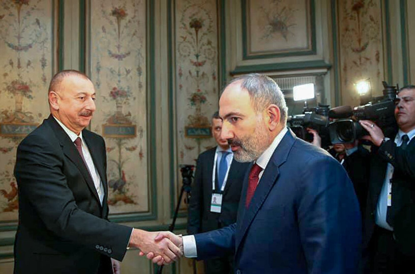 Лидерам ШОС и Путину в конфликте Армении и Азербайджана важно показать, что они способны всех помирить — политолог Дубнов