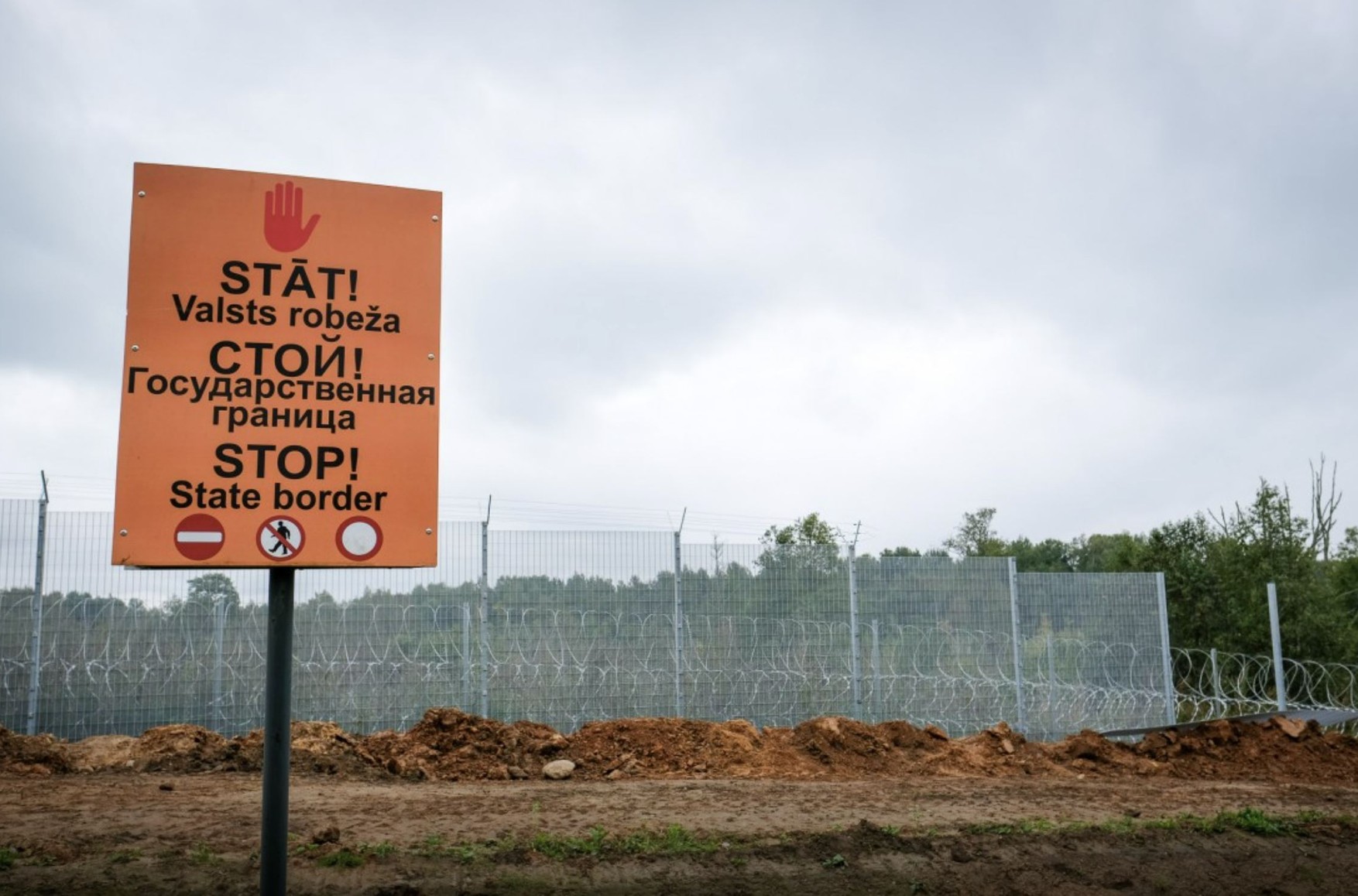 На латвийско-белорусской границе началось строительство четырехметрового забора