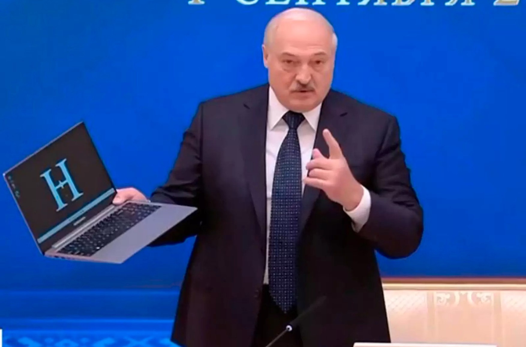 Лукашенко показал «первый белорусский компьютер». Только 12% комплектующих в нем сделаны в Беларуси