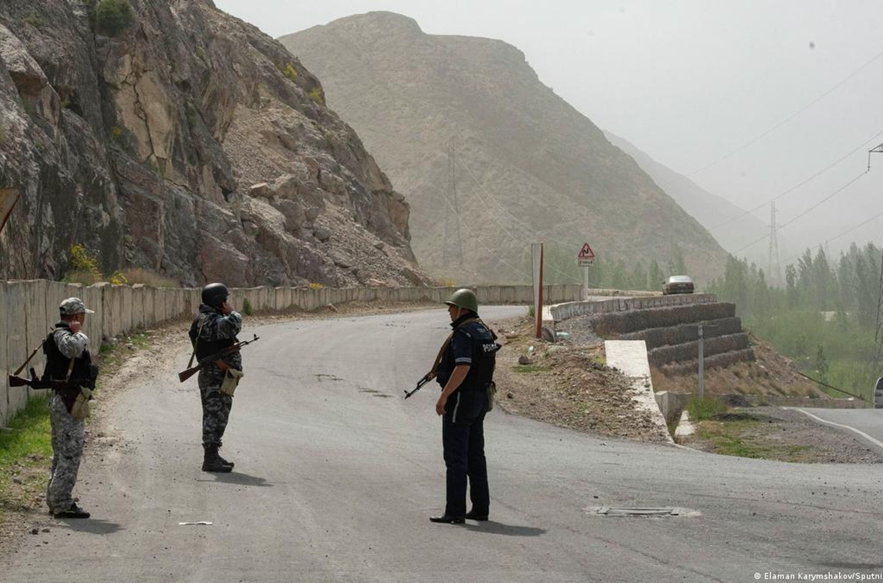 На границе Кыргызстана и Таджикистана происходит перестрелка, стороны обвиняют друг друга