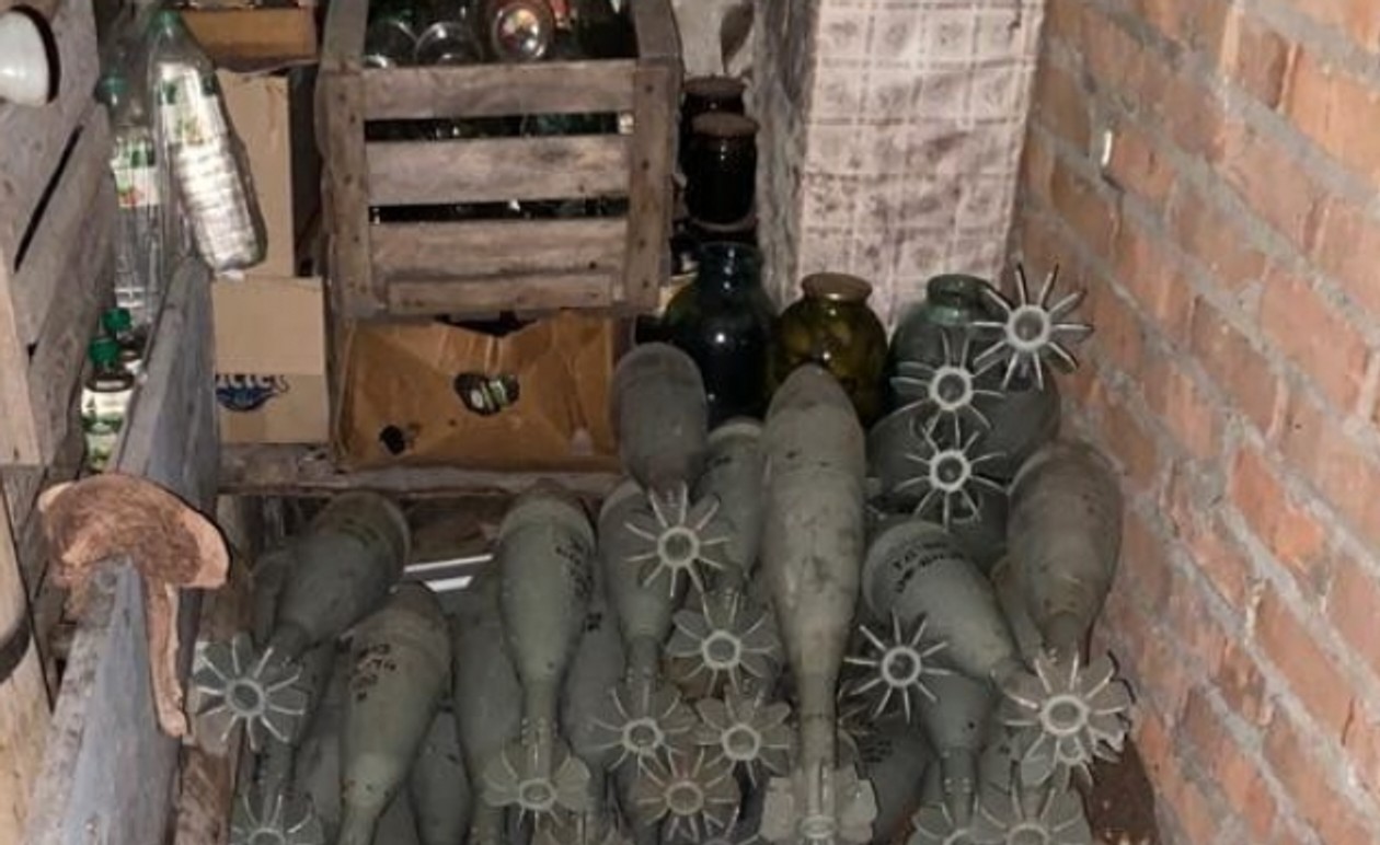На окраине Балаклеи обнаружили российский склад боеприпасов. Их хранили в подвале рядом с солеными огурцами в банках