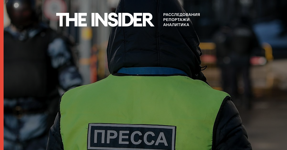 В Архангельске задержали журналиста, несмотря на редзадание и жилет прессы. Ему вручили повестку