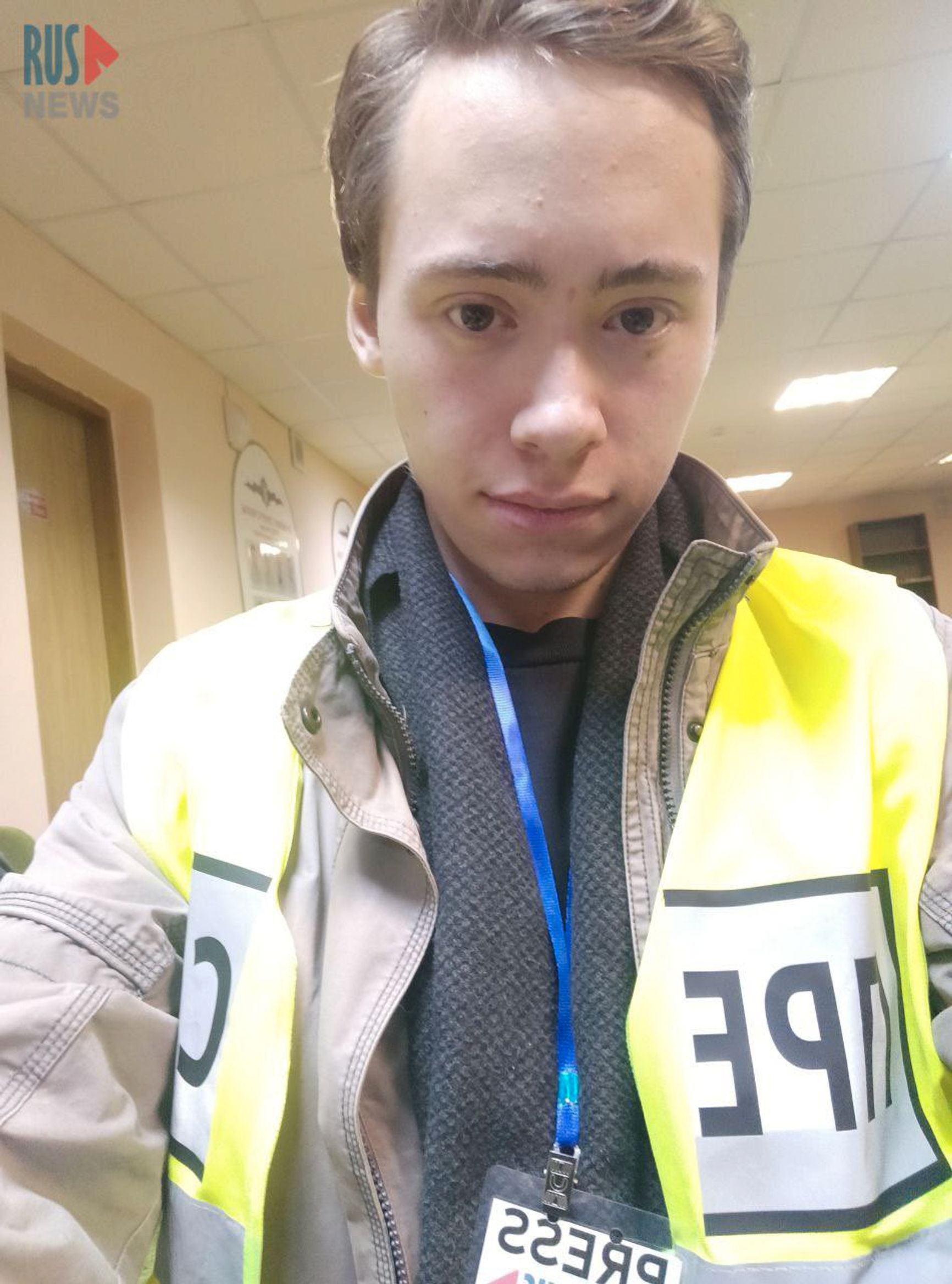 В Архангельске задержали журналиста, несмотря на редзадание и жилет прессы. Ему вручили повестку