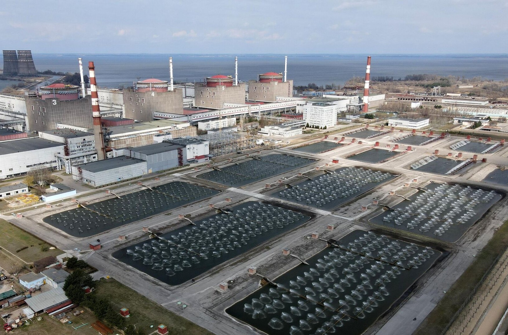 На Запорожской АЭС есть дыры в стенах и повреждения из-за обстрелов, это вызывает беспокойство — глава МАГАТЭ