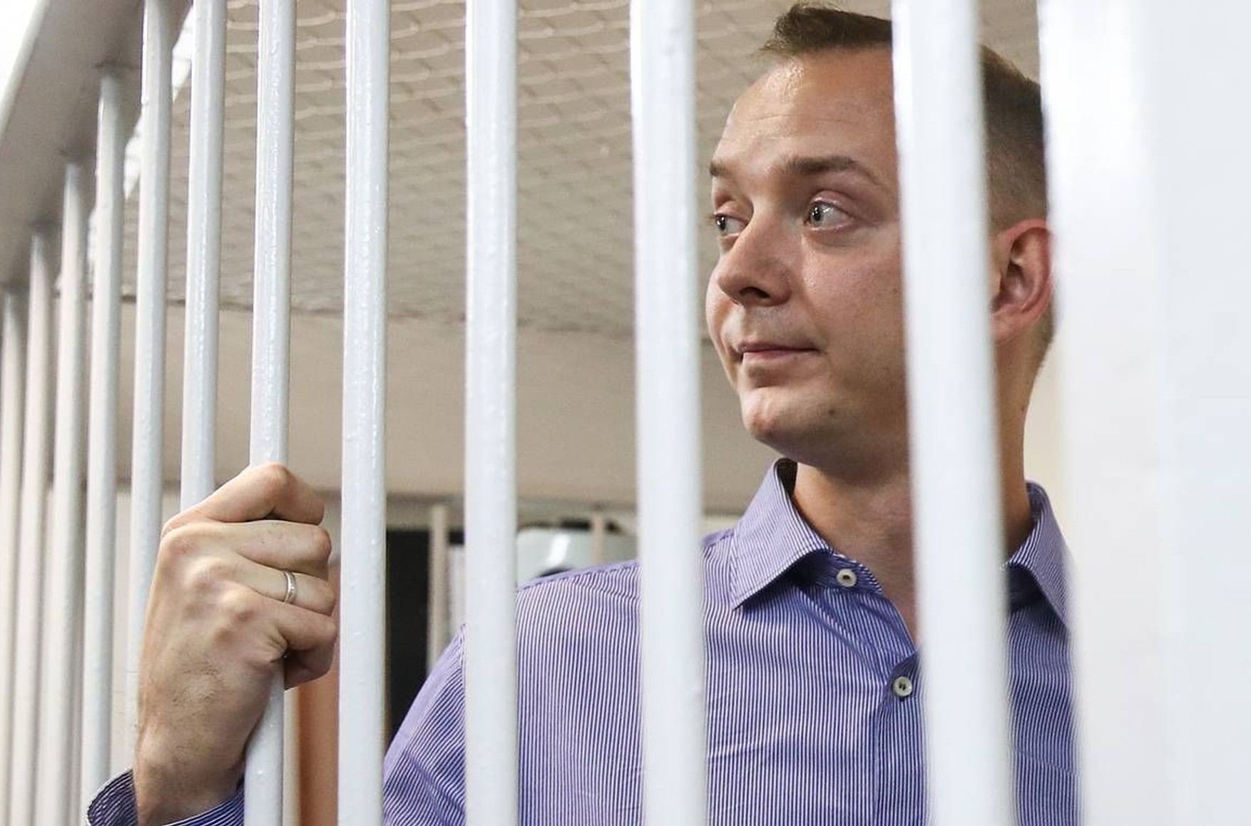 Песков заявил, что по закону Иван Сафронов должен признать вину, чтобы просить о помиловании. Это не так