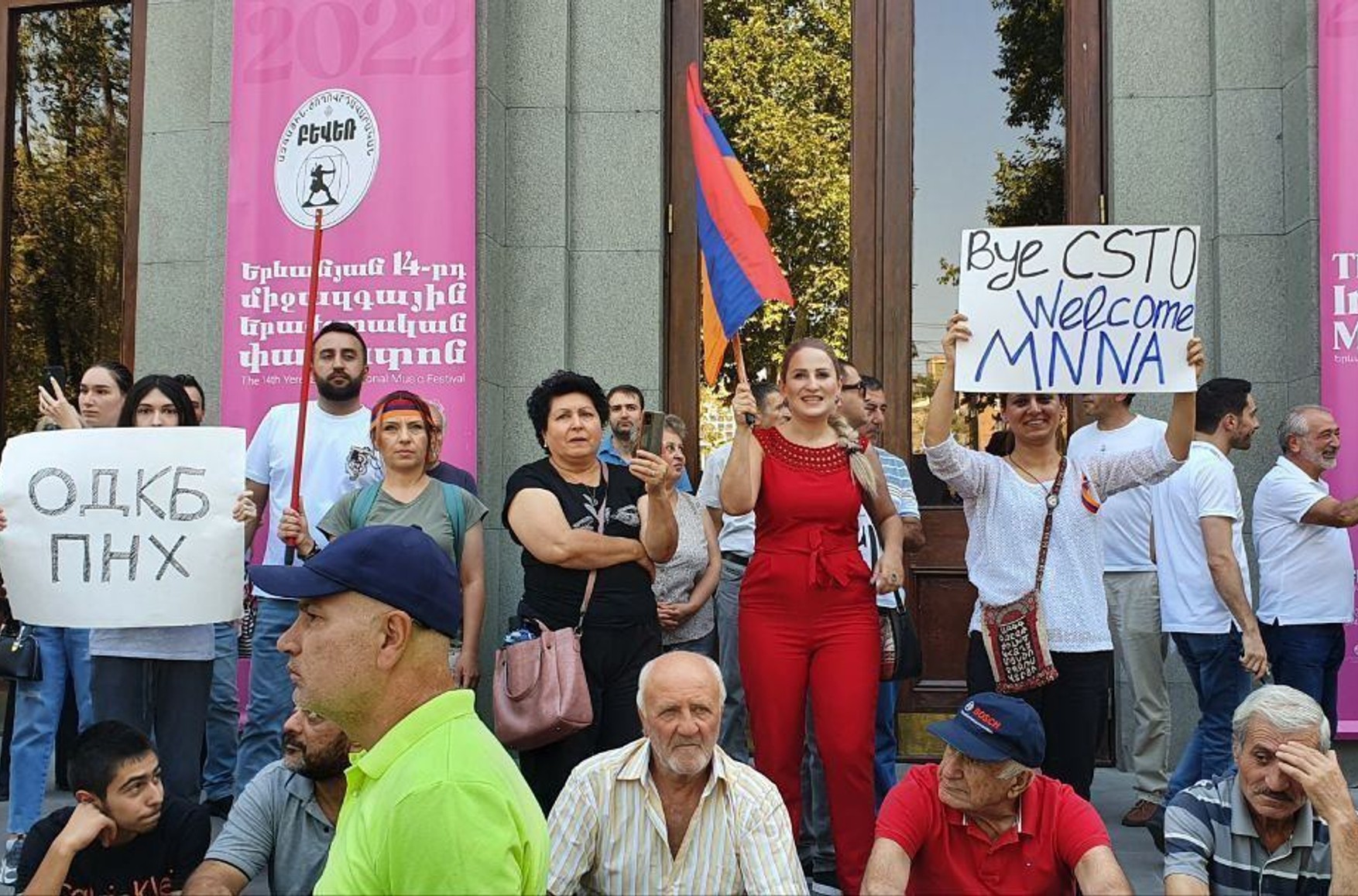 В Ереване проходит митинг с требованием выхода из ОДКБ. В стране находится спикер палаты представителей США Нэнси Пелоси