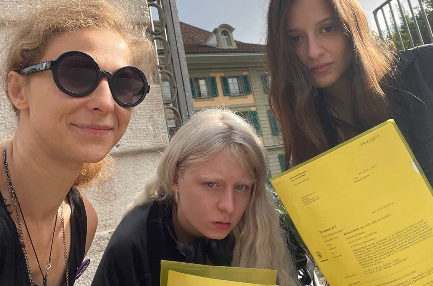 Суд в Швейцарии оштрафовал троих участниц Pussy Riot на 1200 франков из-за граффити