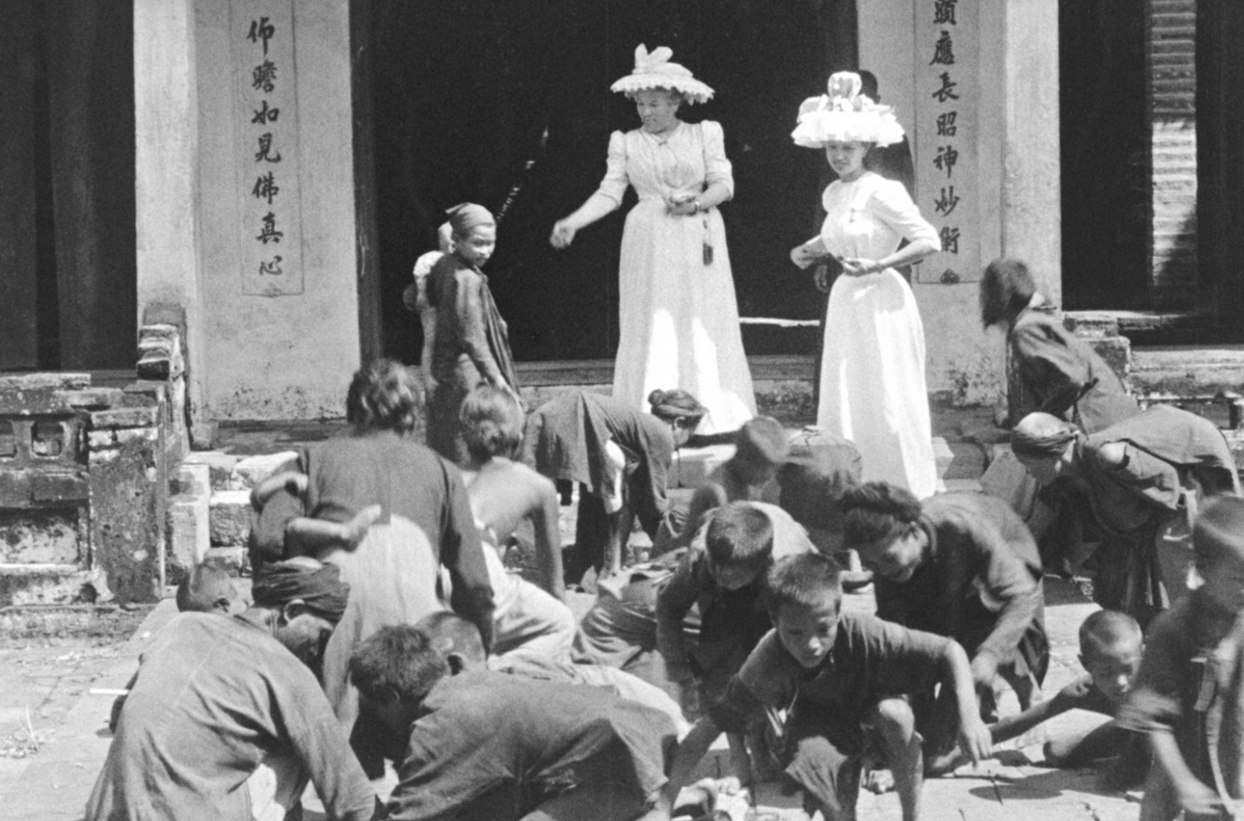 В эфире «России 1» выдали фильм 1899 года за видео с Елизаветой II, где она якобы бросает еду африканским детям на землю