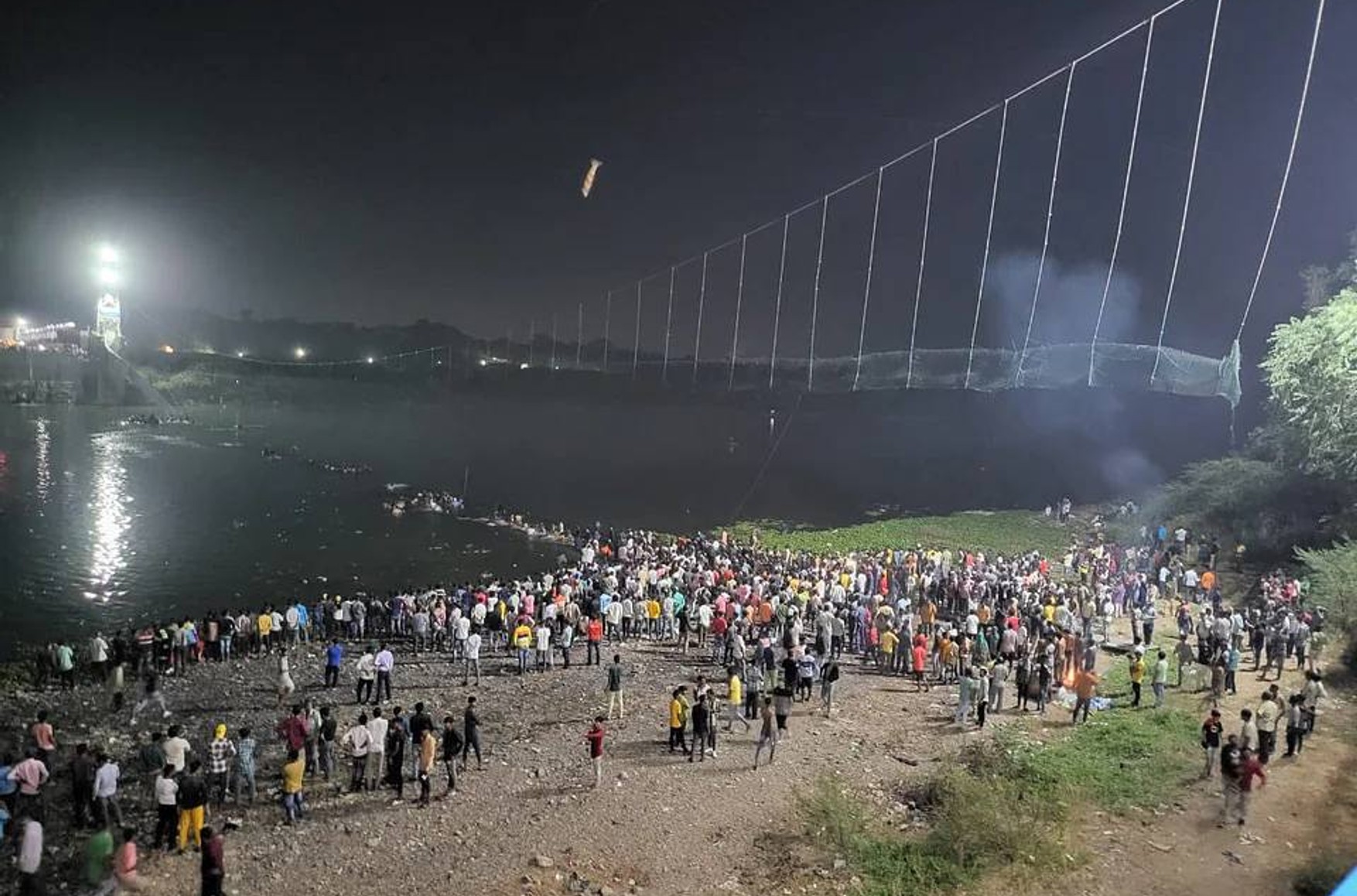 Более 140 человек погибли из-за обрушения пешеходного моста в Индии