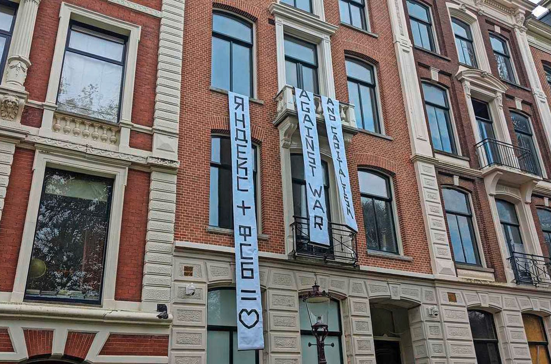 В Амстердаме активисты захватили дом основателя «Яндекса» Аркадия Воложа