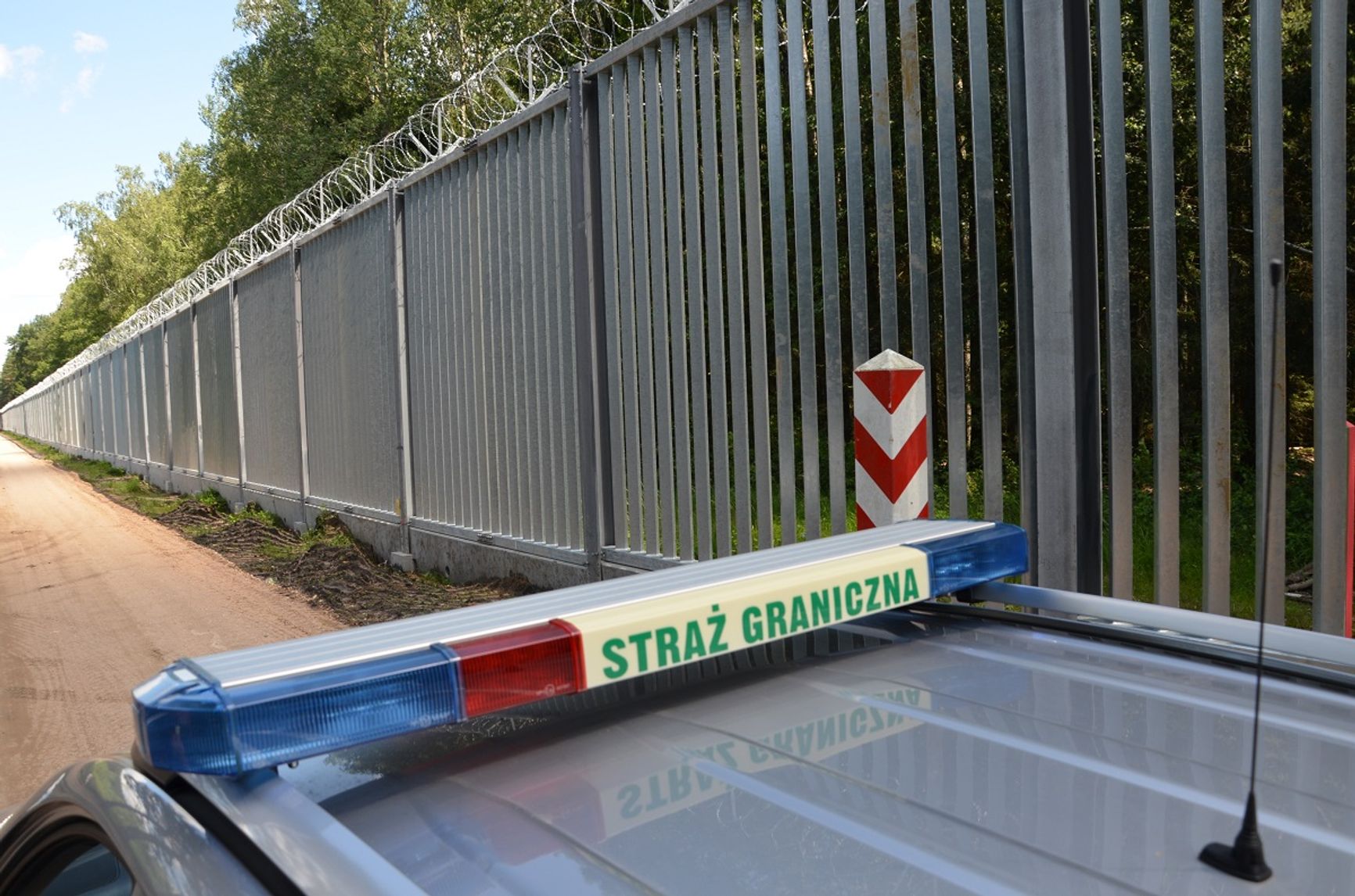 Польша достроила стену на границе с Беларусью