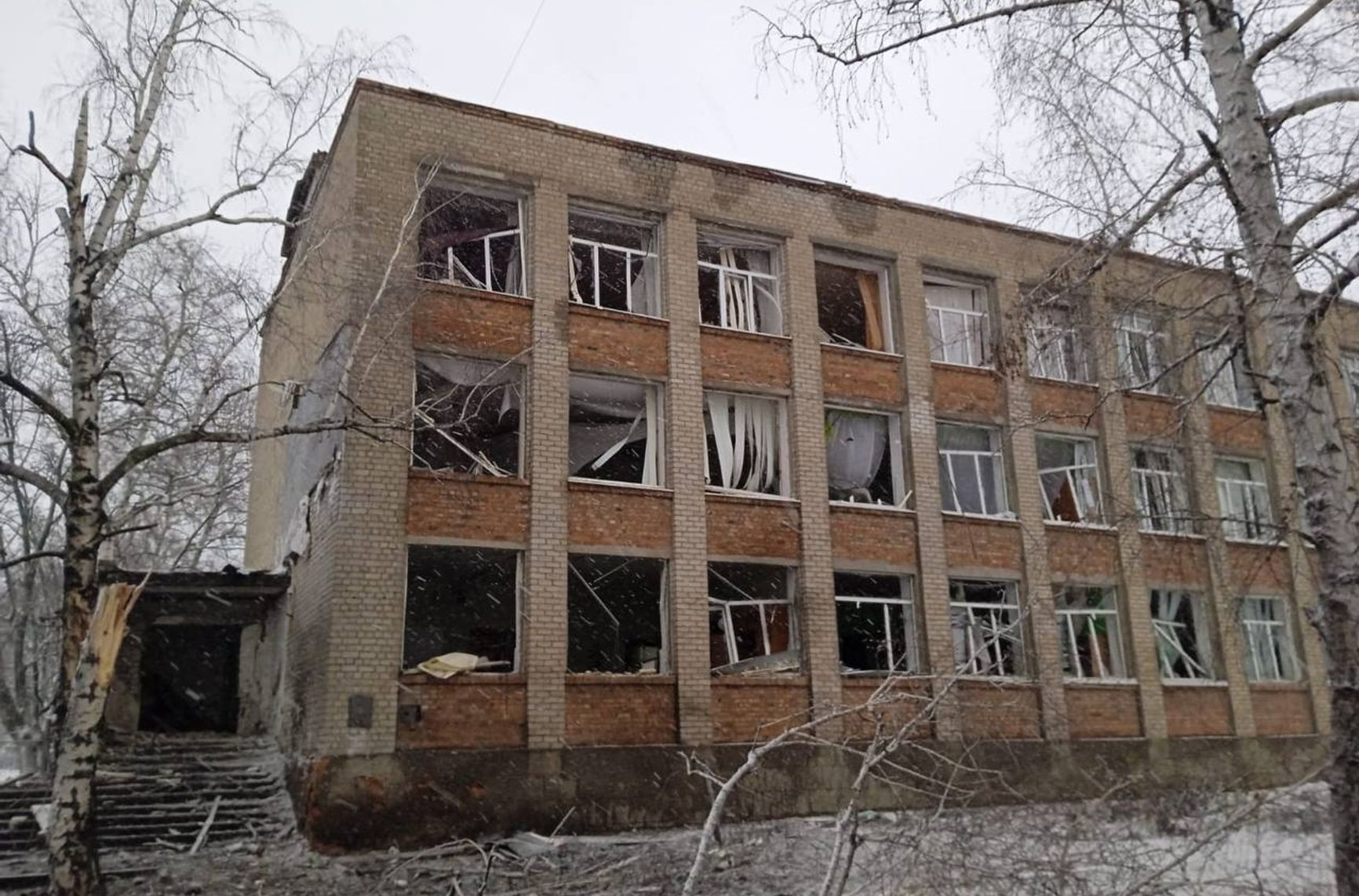 В Харьковской области из-за обстрелов РФ погибли 2 человека, в Запорожской ракетой разрушено родильное отделение, погиб младенец — власти