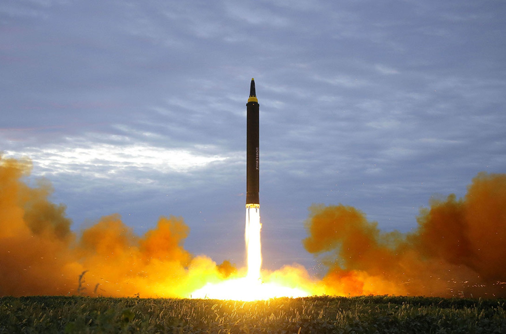 Северная Корея вновь запустила баллистические ракеты в сторону Японского моря. Одна вышла из строя