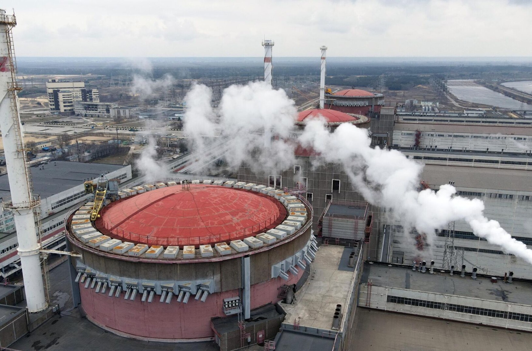 МАГАТЭ заявляет о десятке взрывов вблизи Запорожской АЭС