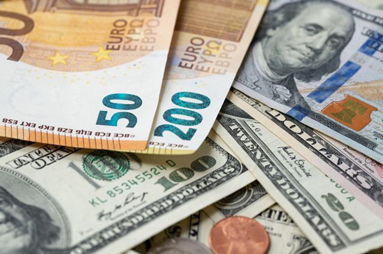Объемы долларов и евро на денежном рынке Мосбиржи сократились в 20 раз и упали до 1%