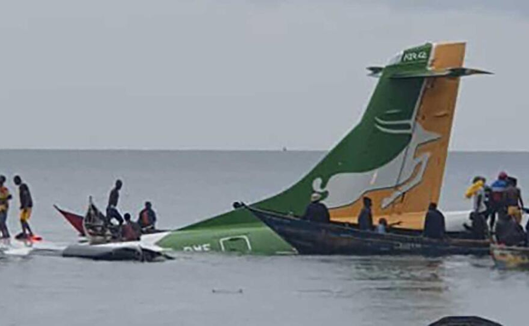 Пассажирский самолет упал в озеро Виктория в Танзании. На борту — 53 человека
