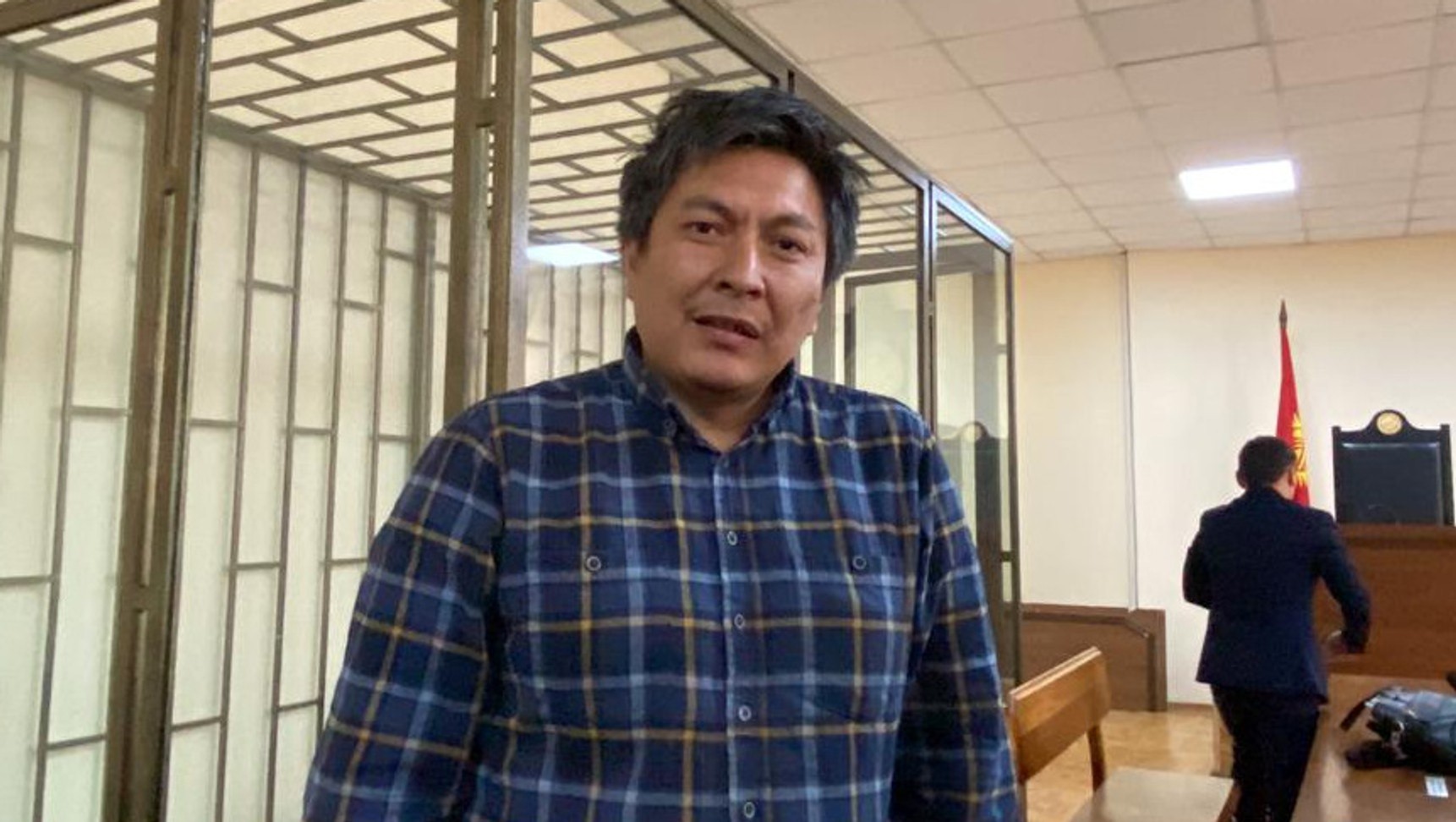 Расследователя Болота Темирова депортировали из Кыргызстана в Россию 