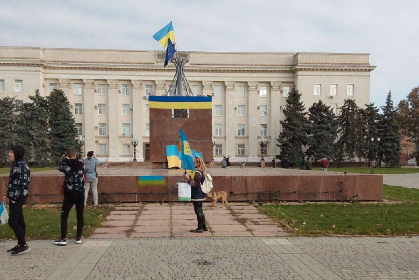 Украинские флаги, слезы и крики: «Херсон — это Украина». Херсонцы встретили ВСУ после оккупации города