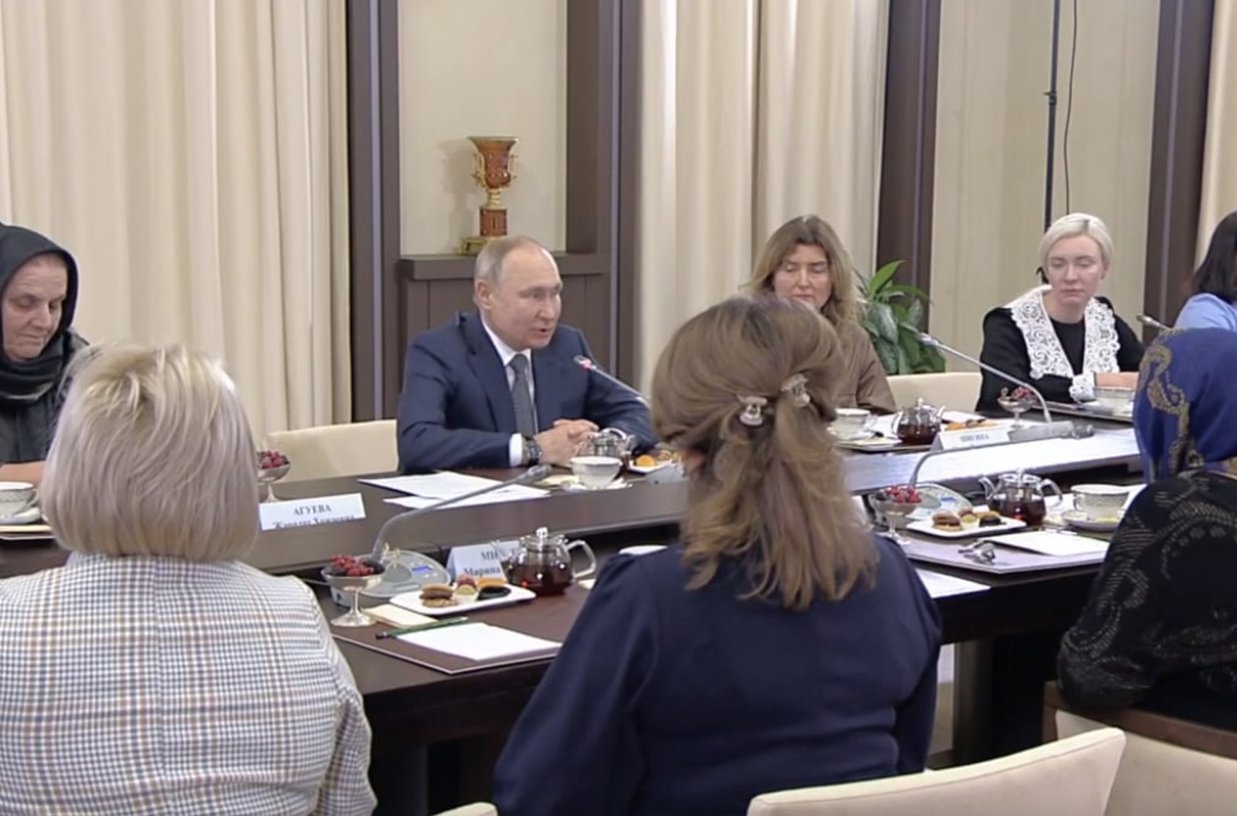 Путин провел встречу с матерями участников войны. На нее не позвали «Комитет солдатских матерей», но пригласили чиновниц и членов «ЕР» и ОНФ