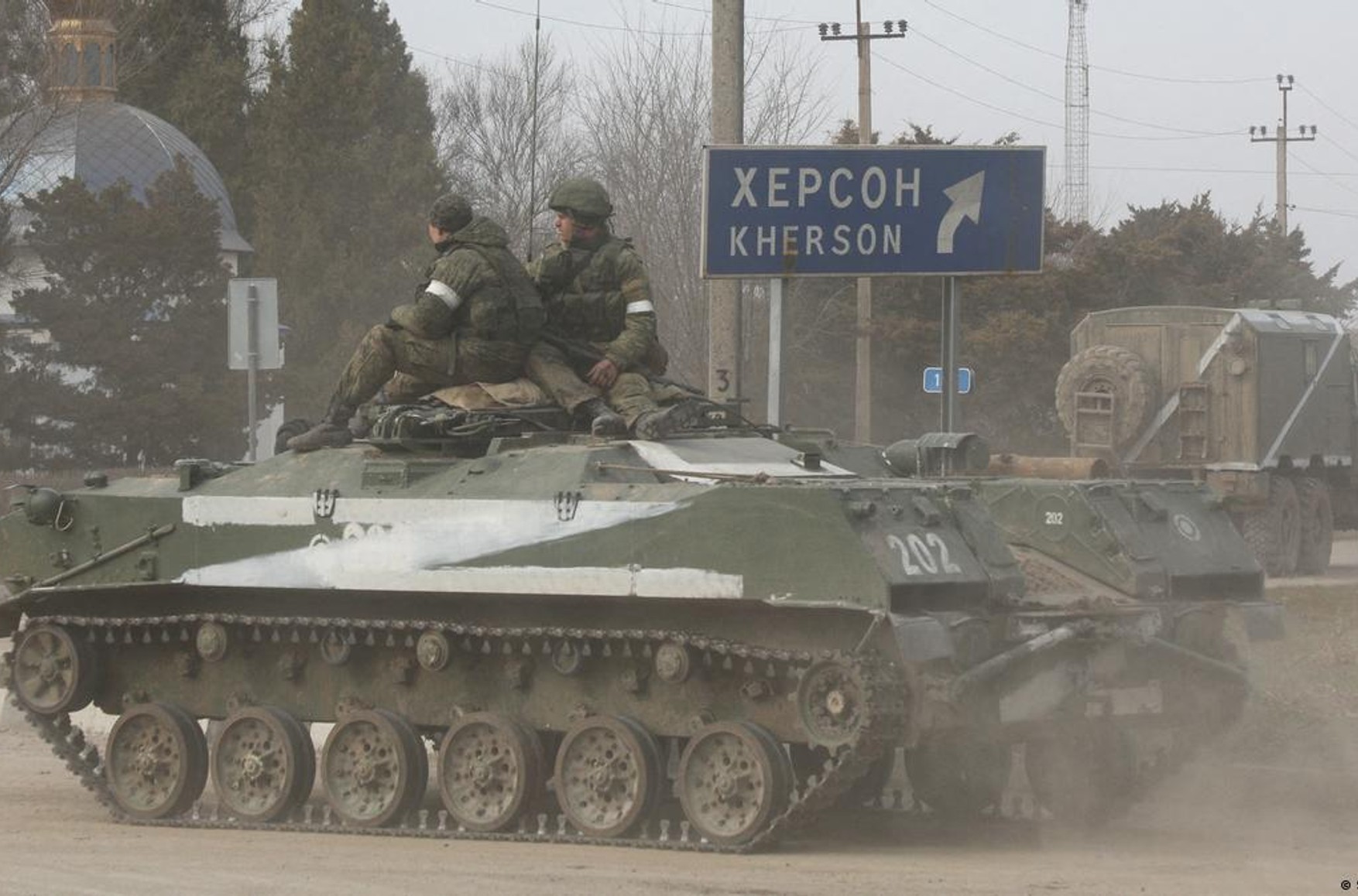 Российские военнослужащие подрывают свои танки в Херсонской области. Видео