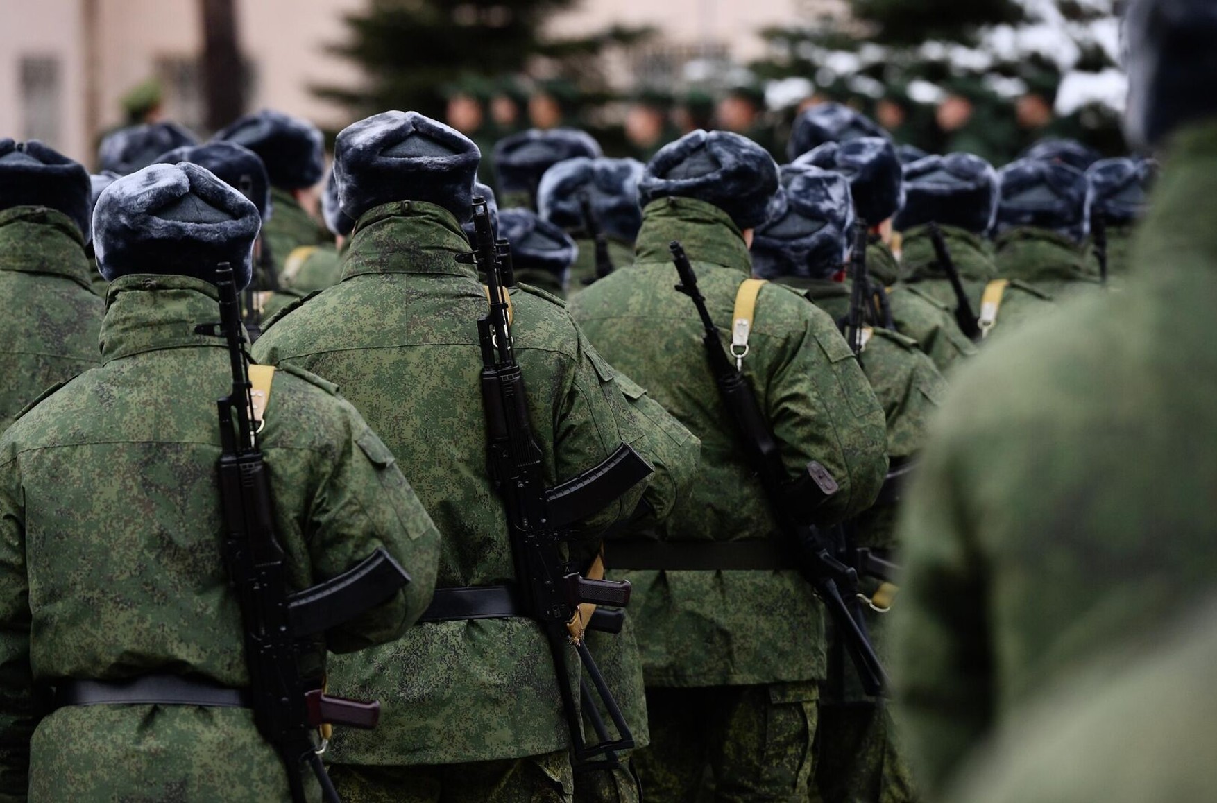 Жены мобилизованных приехали на границу с Украиной и грозятся отправиться на фронт вызволять мужей