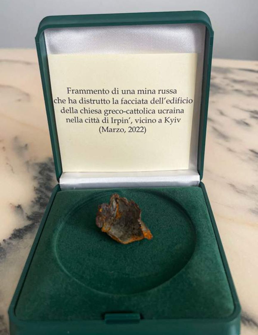 Украинский архиепископ подарил папе римскому кусок российской мины из Ирпеня — Би-Би-Си