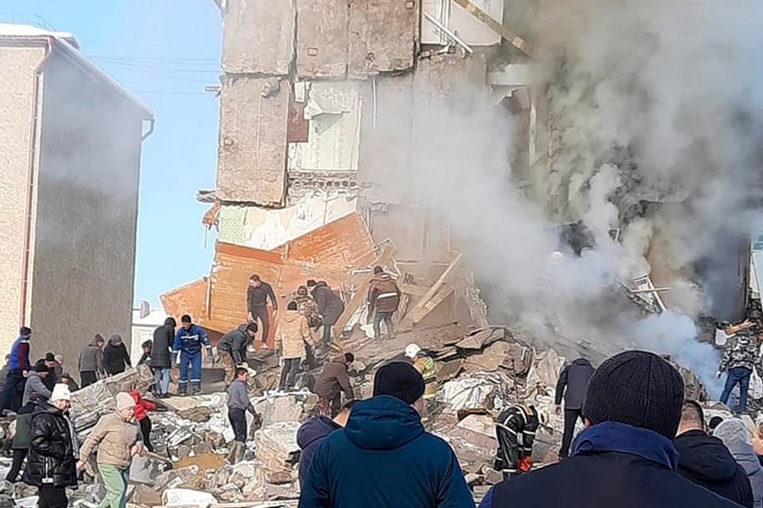 Число погибших при взрыве газа в жилом доме на Сахалине выросло до десяти