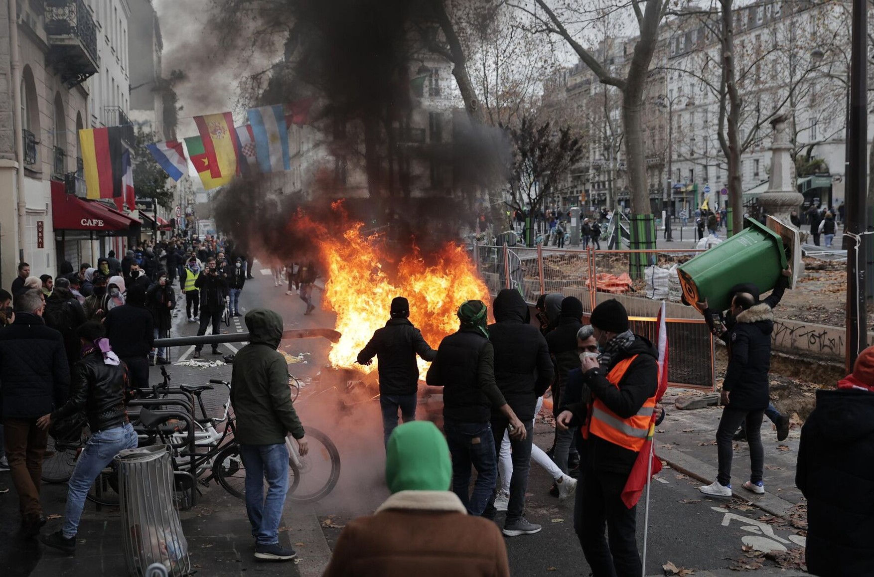 В Париже второй день продолжаются беспорядки после убийства курдов. Полиция задержала 11 человек 