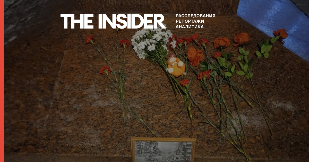 Москвичи организовали стихийный мемориал в память о погибших от удара российской ракеты в Днепре