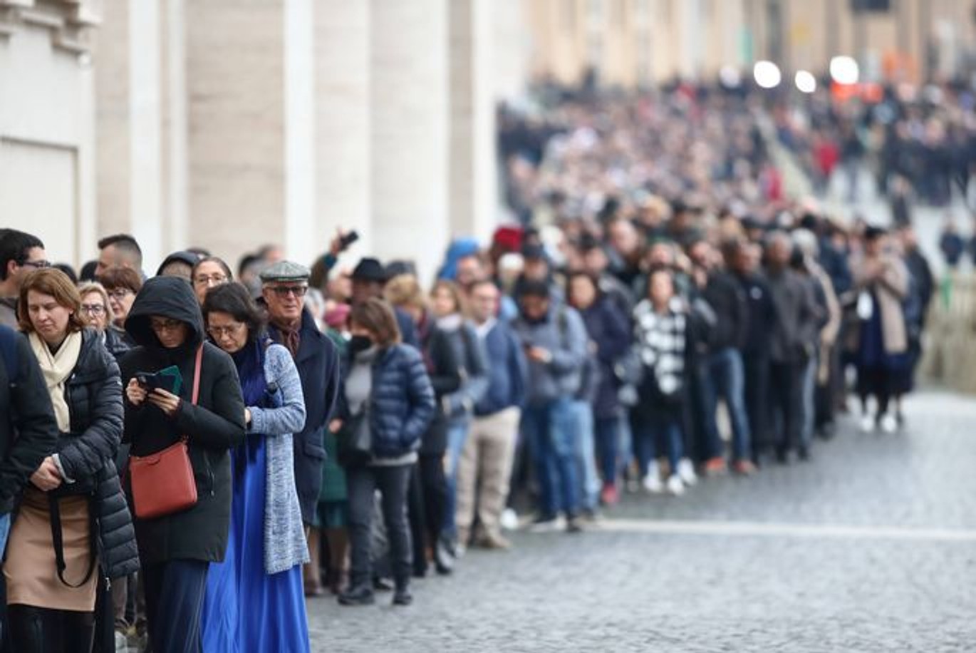 Только в первый день более 65 тысяч человек пришли проститься с Бенедиктом XVI 