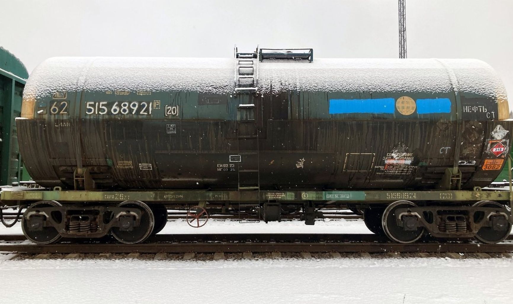  Эстонские пограничники заставили закрасить надписи «Русский мир» на цистернах из России