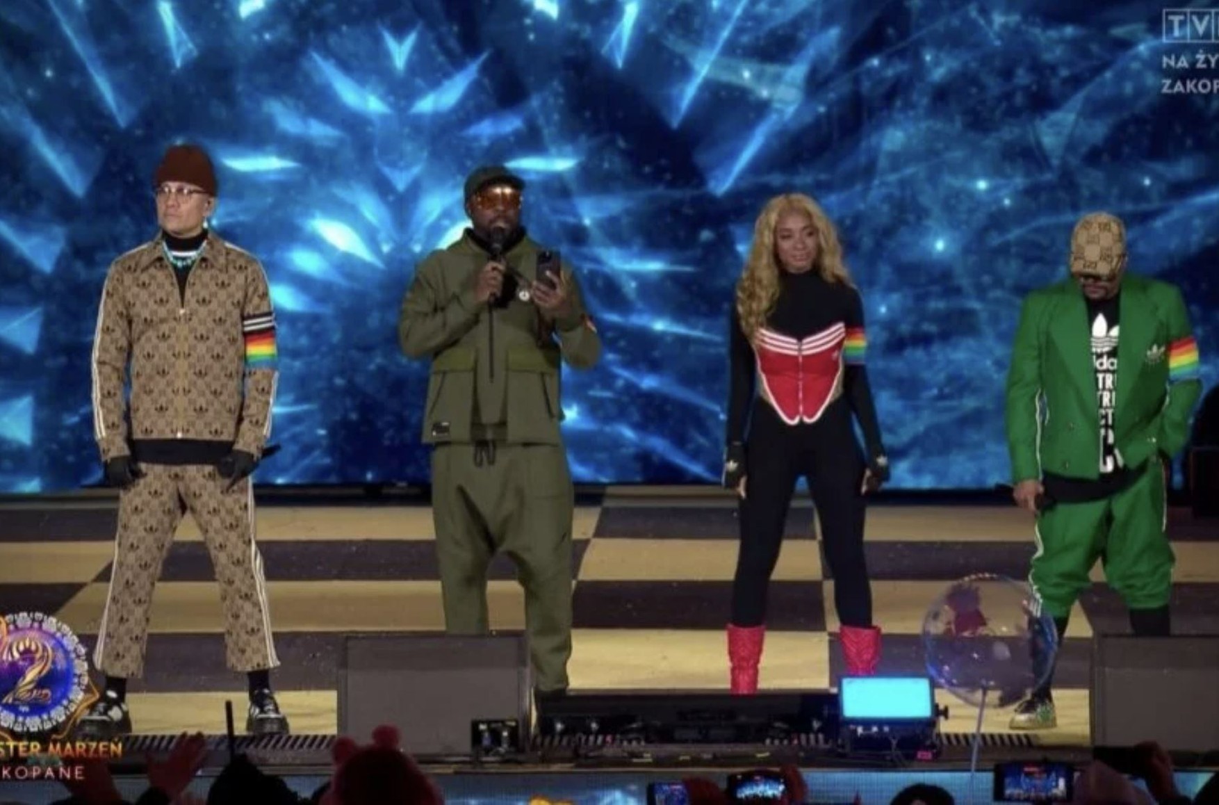  Black Eyed Peas пригласили выступить на гомофобном канале в Польше за $1 млн. Они вышли на сцену с ЛГБТ-повязками и вызвали скандал