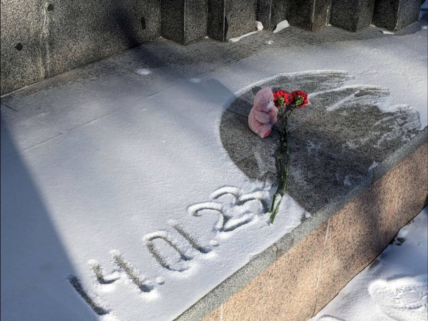 Стихийные мемориалы в память о жертвах ракетного удара по Днепру появились в десятках городов по всей России