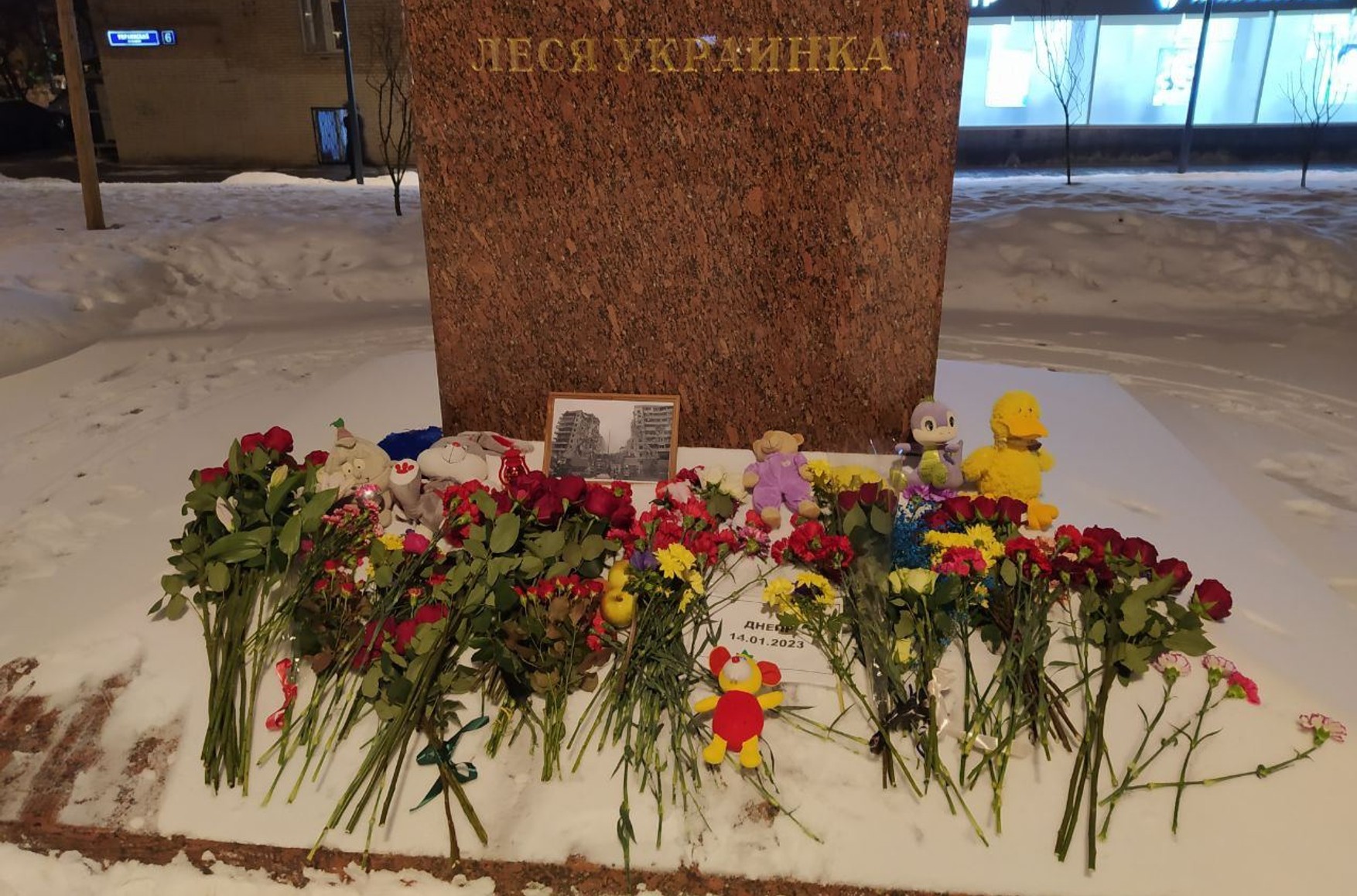 Полиция начала задержания у памятника Лесе Украинке в Москве, куда люди приносят цветы в память о жертвах ракетного удара по дому в Днепре