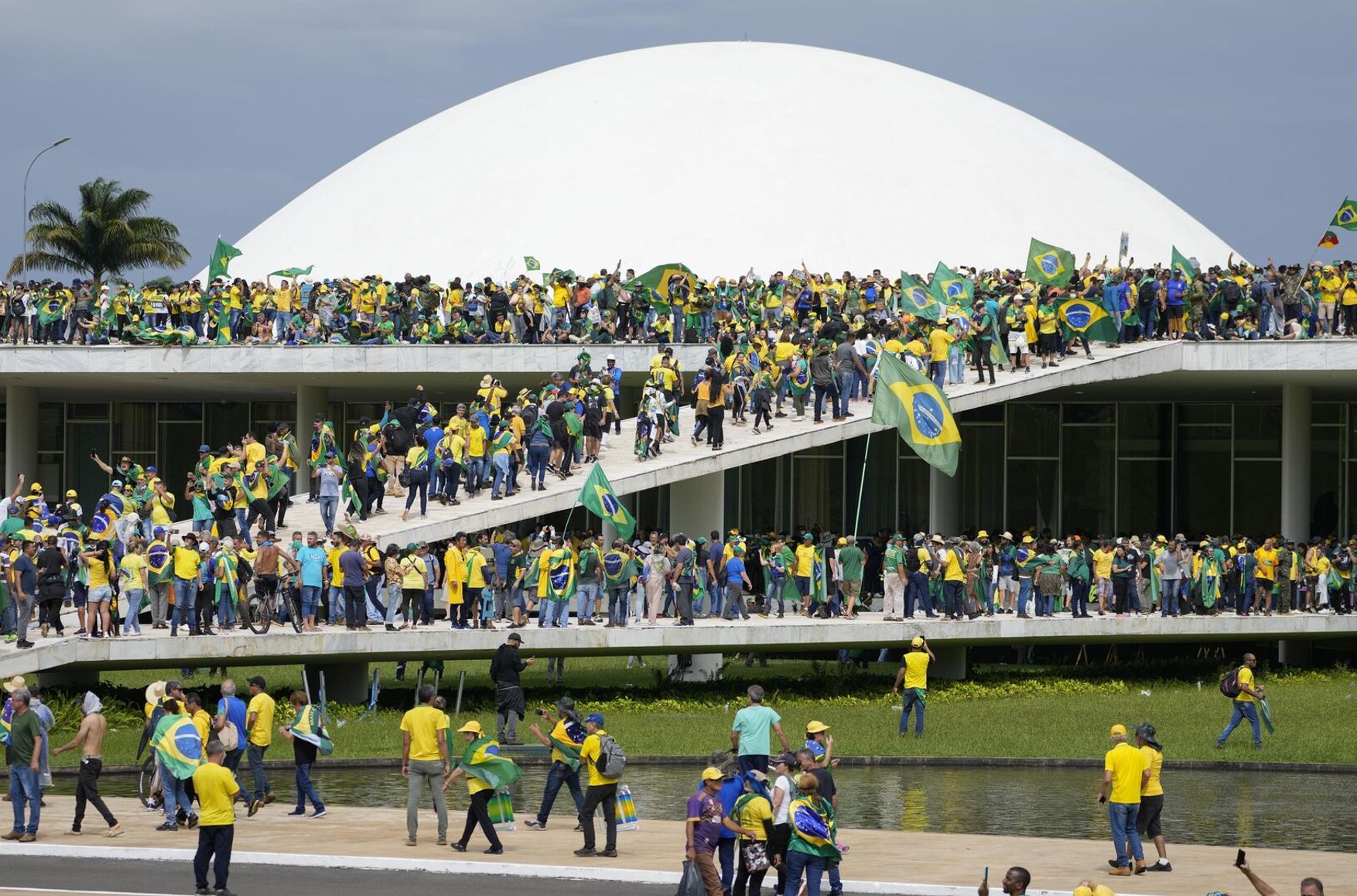 В Бразилии полиция задержала более 400 человек на протестах против президента
