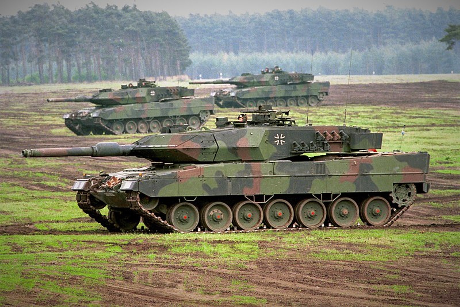 Руководство США вынуждено тянуть Германию за собой в вопросе передачи танков Украине — военный эксперт Рафаэль Лосс