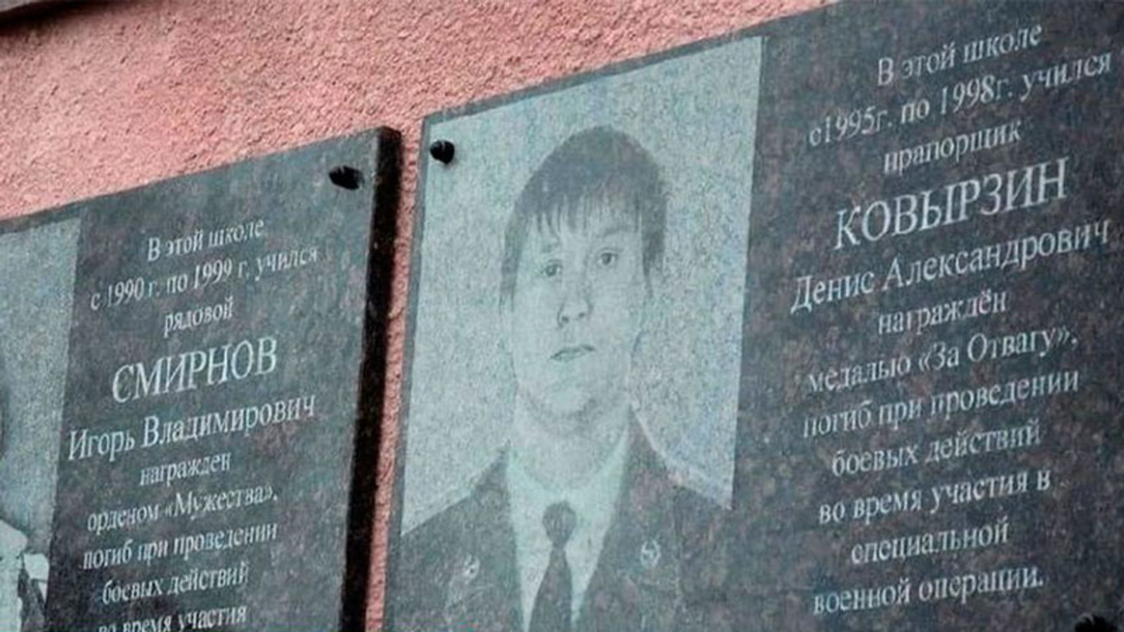 В России открыли первую мемориальную доску заключенному, воевавшему в составе ЧВК Вагнера в Украине. Он был осужден за убийство