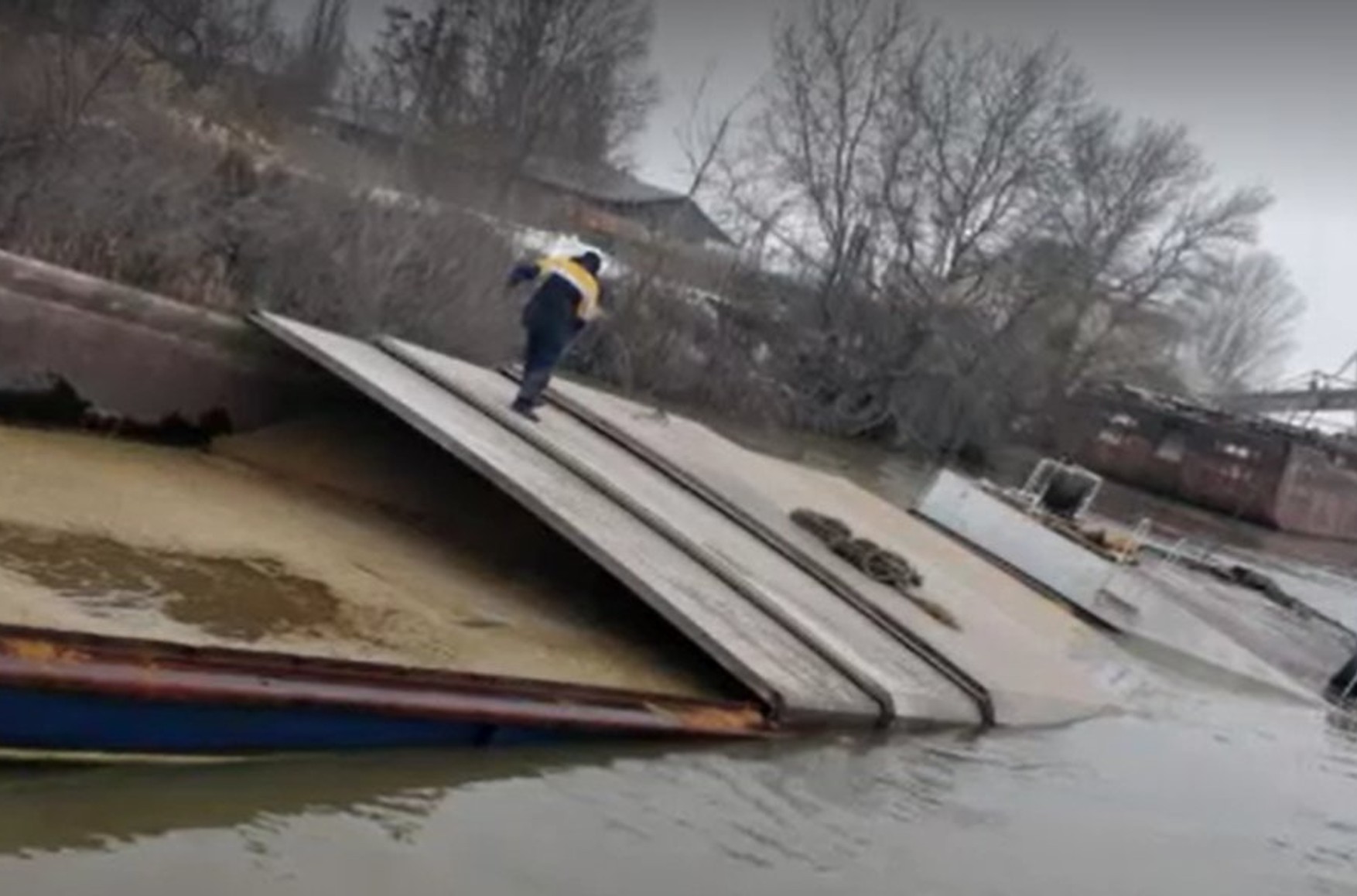 В Украине затонула румынская баржа с 860 тоннами пшеницы