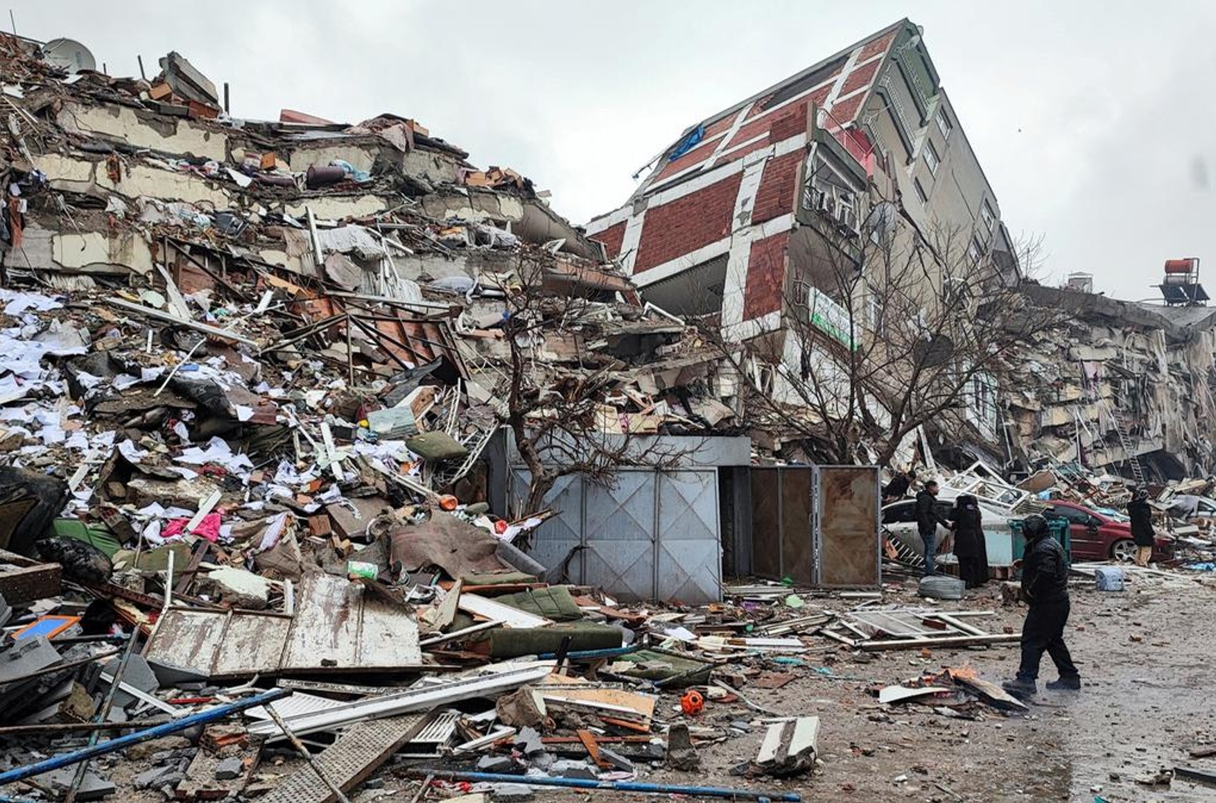 Число жертв землетрясения в Турции превысило 5200 и продолжает расти