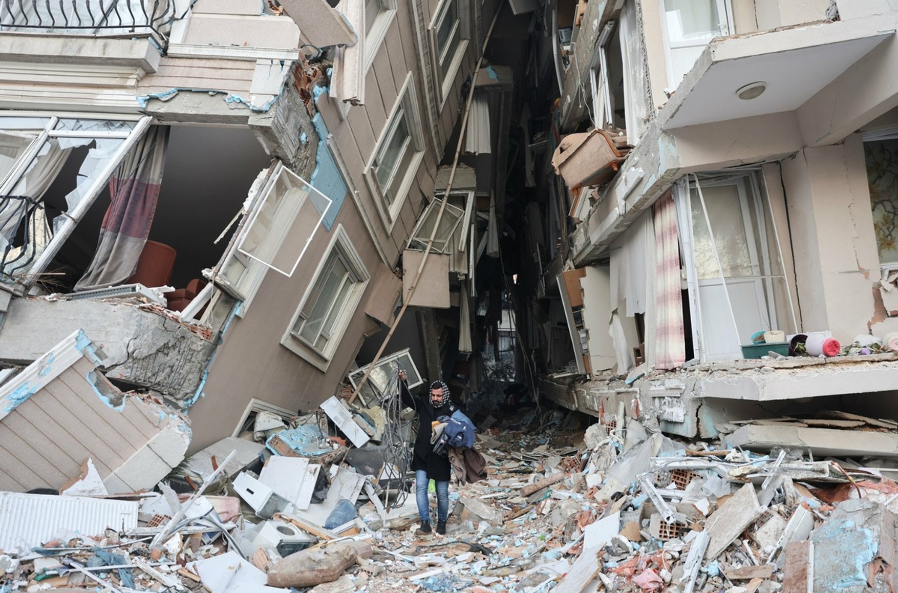Число погибших при землетрясениях в Турции превысило 42 тысячи человек