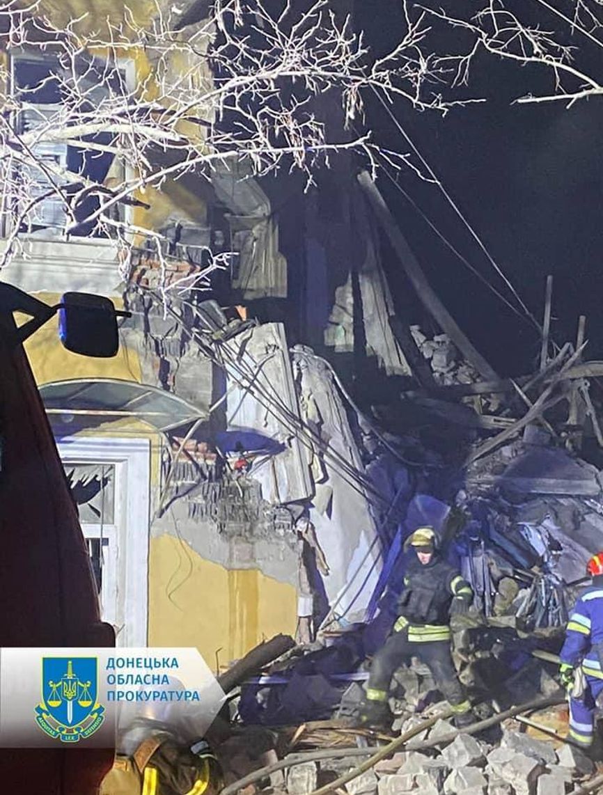 В Краматорске в жилой дом попала ракета, разрушено два подъезда, под завалами остаются люди