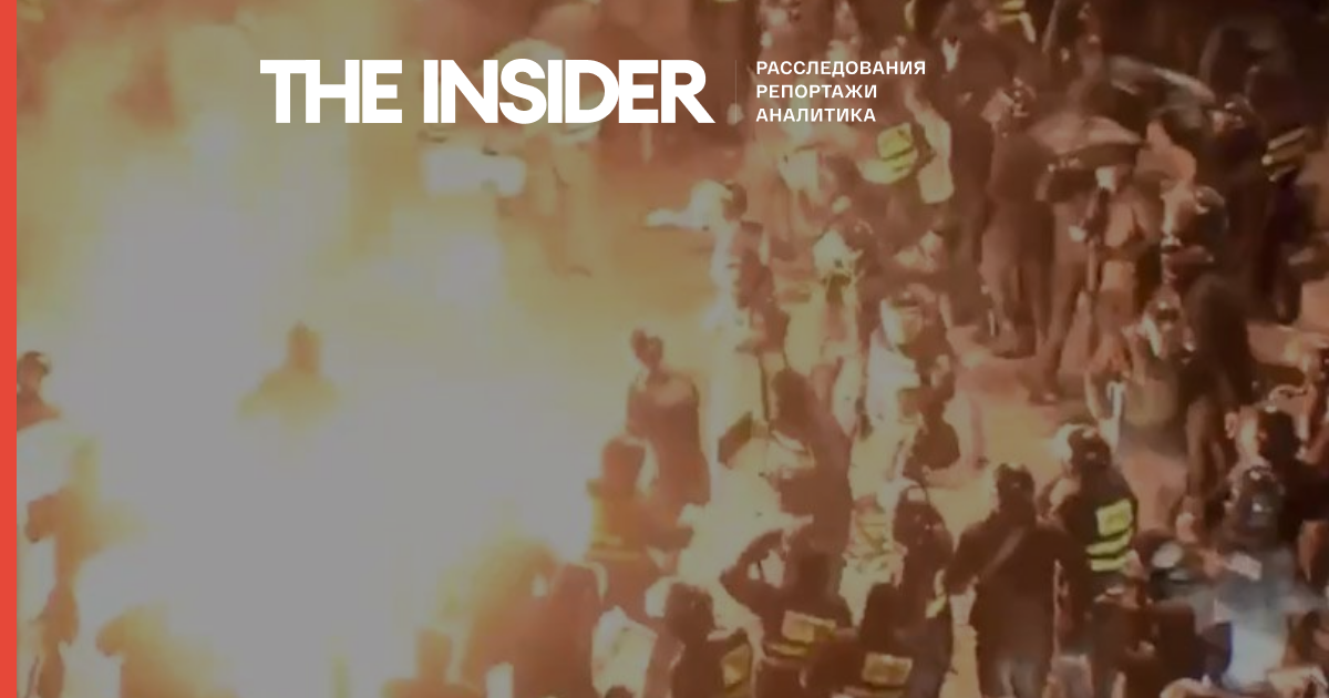 В Тбилиси протестующие бросили в полицейских «коктейль Молотова», огонь потушили водометами 