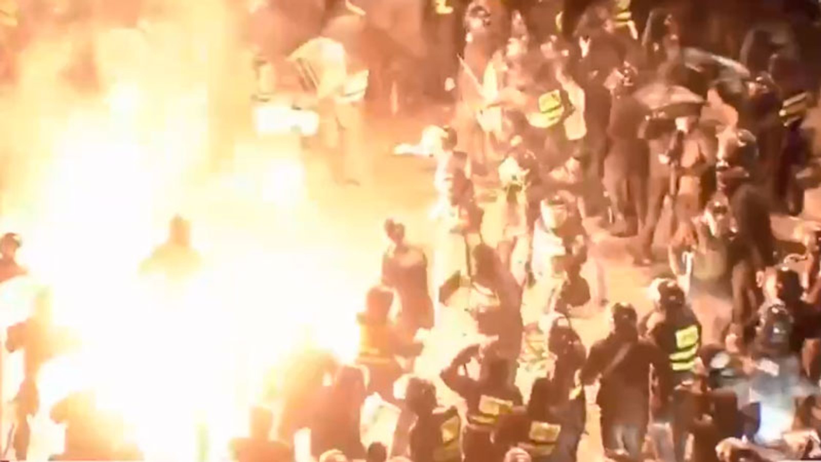 В Тбилиси протестующие бросили в полицейских «коктейль Молотова», огонь потушили водометами 