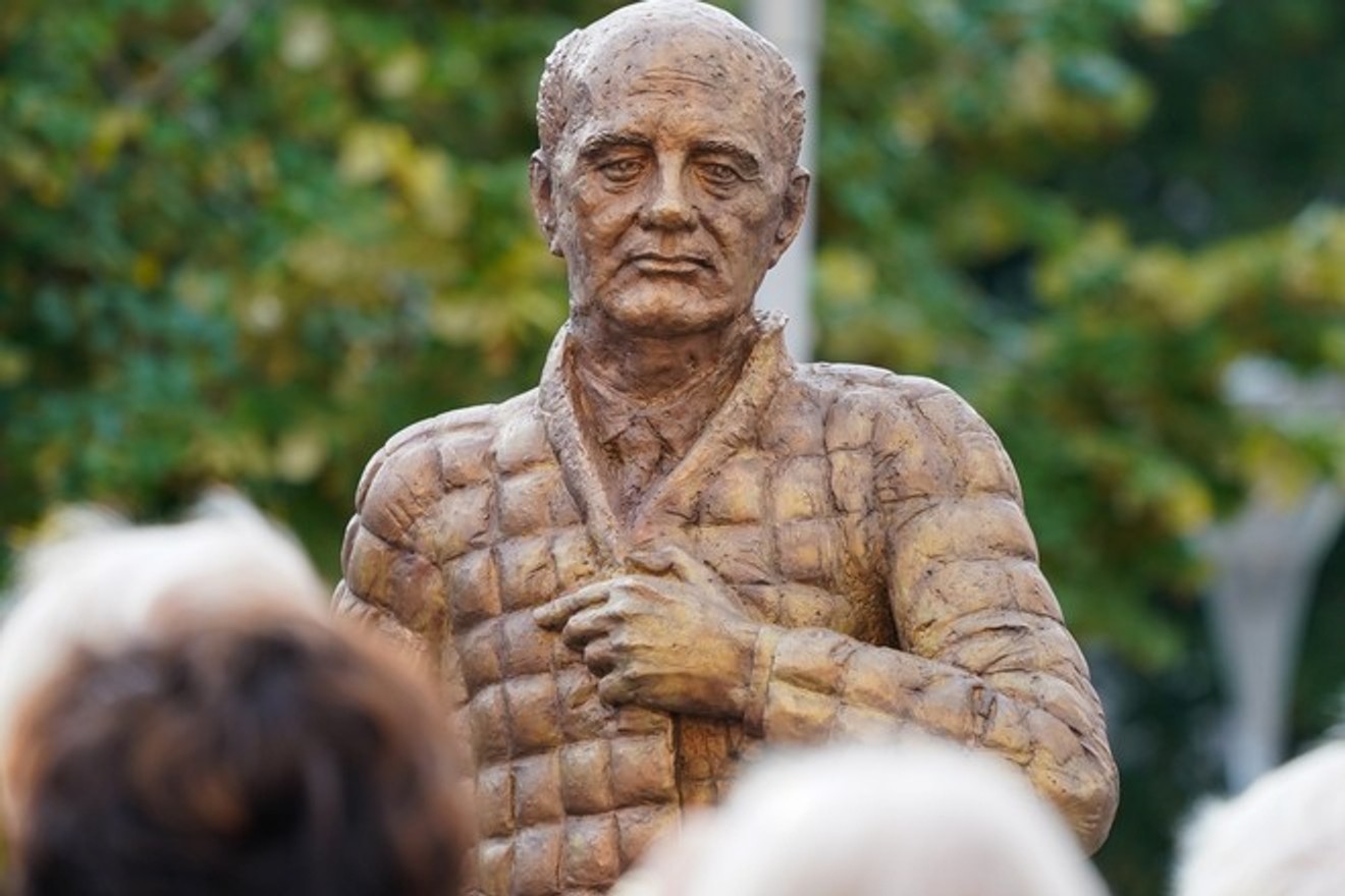 У німецькому місті Дессау-Рослау відкрили перший в Німеччині пам'ятник Михайлу Горбачову