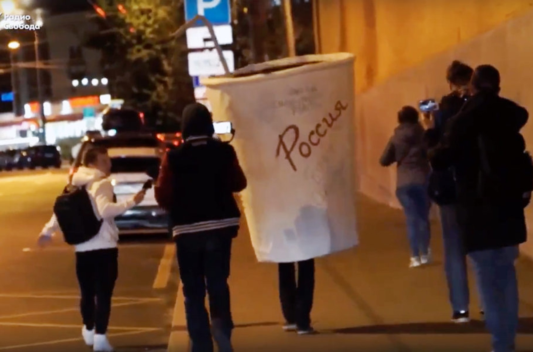 Активіста оштрафували за прогулянку в образі паперового стаканчика
