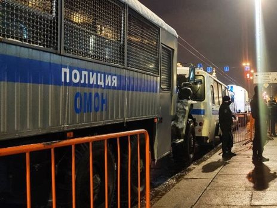 У Санкт-Петербурзі затримано десятки учасників одиночних пікетів на підтримку Навального