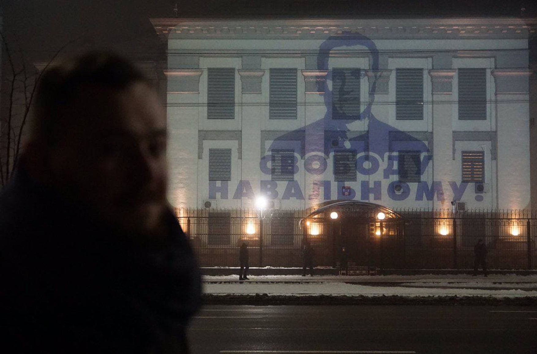 У Києві пройшла акція на підтримку Навального. Його фотографію транслювали на будівлю посольства Росії